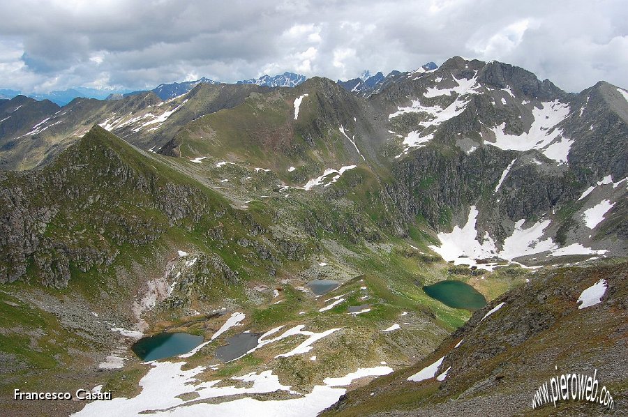 35 Vista sulle cime della giornata e sui laghi del Caldirolo e di Val Sambuzza.jpg